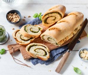 Pesto-Brot in Scheiben geschnitten.