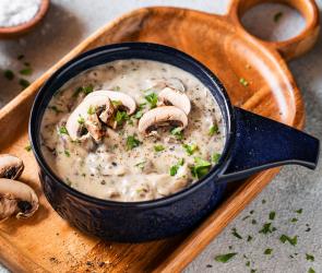 Pilzrahmsauce in einer kleinen Schüssel mit Champignons getoppt.