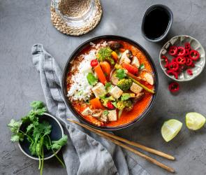 Rotes Thai-Curry mit Reis und Gemüse in einer Schüssel