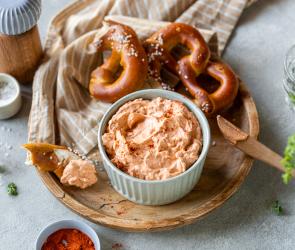 Spundekäs in einer kleinen Schale, daneben frische Brezel.