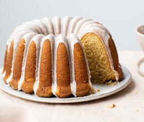 Gugelhupf im Closeup mit Zuckerguss, angeschnitten.