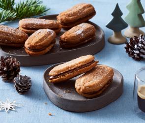 Nougatstangen auf einem Tisch mit weihnachtlicher Deko.