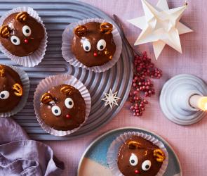 Rentier Muffins mit Zuckeraugen und Brezelohren.