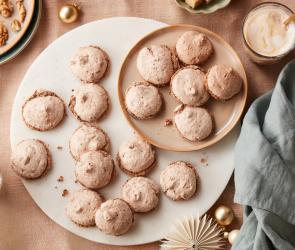 Baiser Plätzchen auf Kuchenplatten.
