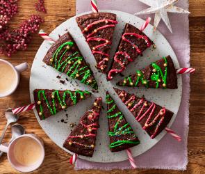 Kuchen in Stücke geschnitten und zu Tannenbäumen dekoriert.