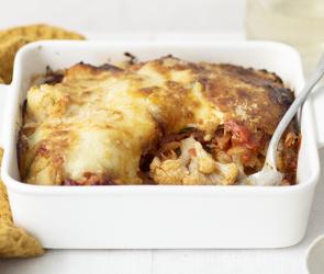 Blumenkohl überbacken mit Tomatensauce in einer Auflaufform.