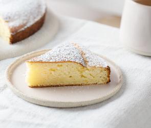 Ricotta Zitronen Kuchen mit Puderzucker bestäubt.