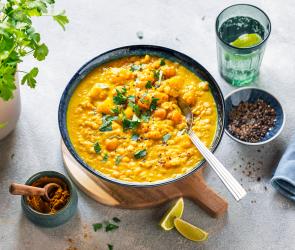 Cremiger gelbe Linsensuppe mit Kokosmilch.