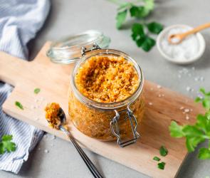 Ein Glas Gemüse-Gewürzpaste aus dem Cookit