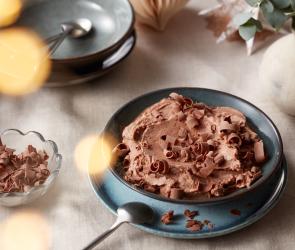 Marzipan Nougat Eis auf einem festlichen Tisch