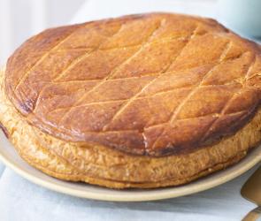 Zitroniger Dreikönigskuchen auf einem Teller.