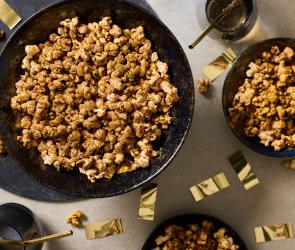 Goldenes Popcorn in einer Schüssel.