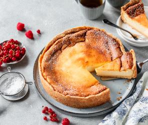 Klassischer Käsekuchen angeschnitten auf Tortenplatte
