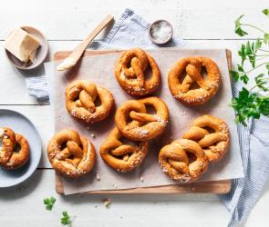 Laugenbrezel auf einem Backpapier
