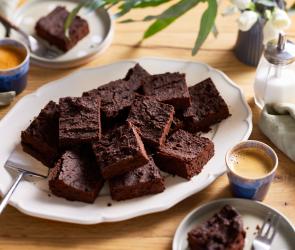Low Carb Brownies in Stücke geschnitten auf einem Servierteller.