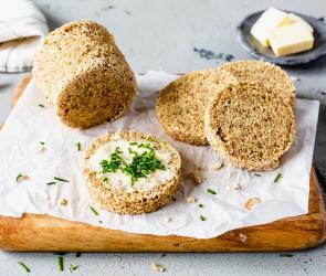 Low Carb Brot aus der Tasse in Scheiben geschnitten mit Butter und Kräutern.