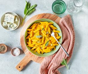 One Pot Pasta mit Kürbis in einem tiefen Teller.