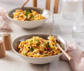 Krautnudeln in zwei Schüssel auf einem Esstisch.