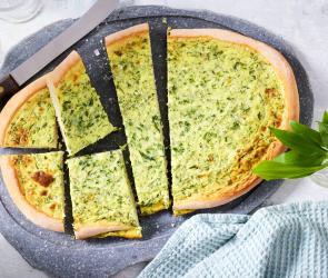 Rahmfladen mit Bärlauch in Stücke geschnitten
