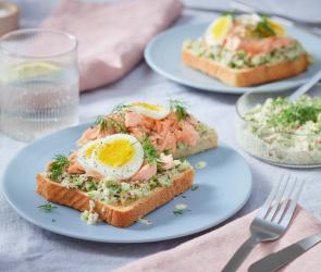 Lachstoast mit Ei belegt.