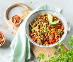 Schnelle asiatische Nudeln in einer Schale.