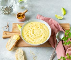 Curry Mango Dip in einer Schüssel