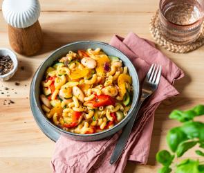 One Pot Pasta mit Gemüse in einem Teller