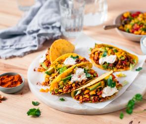Tacos mit Hackfleisch und Mango Salsa auf einem Teller.