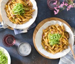 Cheeseburger Pasta in zwei Tellern.