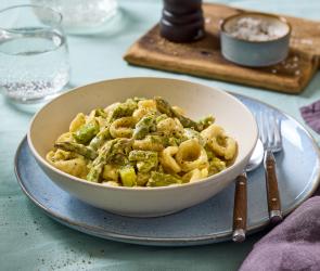 Pasta mit grünem Spargel in einer Schüssel