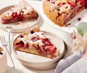 Stücke versunkener Erdbeerkuchen auf Tellern.