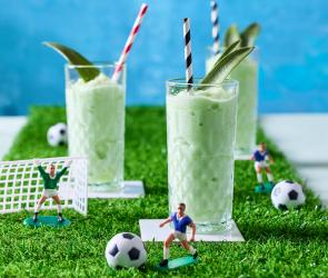 Waldmeister Slush Eis grün in Gläsern.