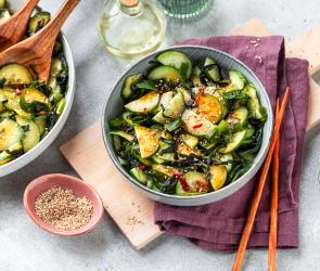 Japanischer Gurkensalat in Schüsseln auf einem Tisch.