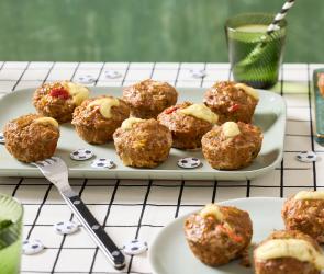 Hackbraten aus der Muffinform mit Käse gefüllt.