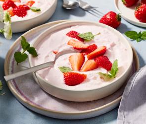 Schneller Erdbeerquark cremig, mit frischen Erdbeeren in einer Schüssel