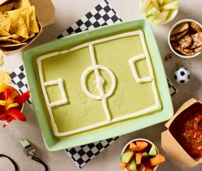 Snack Stadion aus Avocado Dip.