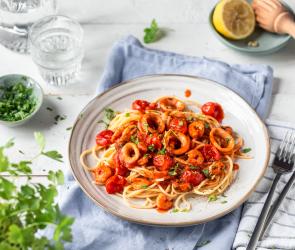 Spaghetti Frutti di Mare in einem tiefen Teller mit frischen Kräutern.
