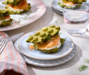 Spinatwaffel-Sandwiches mit Räucherlachs und Frischkäse.