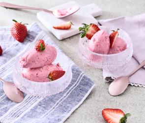 Hüttenkäse Eis mit Erdbeeren in Dessertschälchen mit frischen Erdbeeren