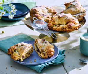 Crookie, Gebäck mit Schokostücken auf einem Teller.