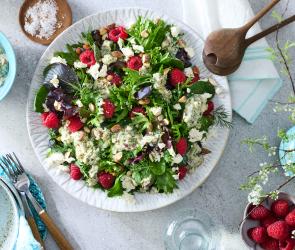 Fruchtiger Sommersalat mit Feta in einer großen Schüssel.