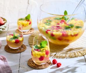 Bellini Bowle mit frischen Himbeeren und Minze