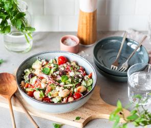 Griechischer Bohnensalat mit Feta und Kirschtomaten in einer Schüssel.