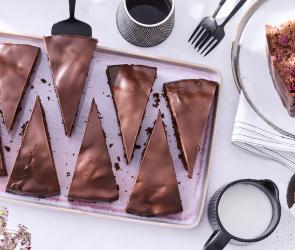 Schoko Kirsch Kuchen in Stücke geschnitten auf einer Servierplatte mit Kuchengabeln.