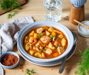 Fisch-Stew mit Kartoffeln in einem tiefen Teller.