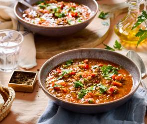 Grüne Linsensuppe (Mercimekli Bad) in tiefen Schüsseln.