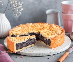 Mohnkuchen mit Streuseln, angeschnitten