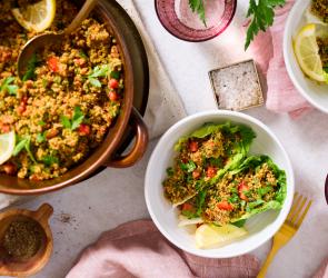 Türkischer Bulgursalat (Kısır) mit buntem Gemüse in einer großen Schüssel.