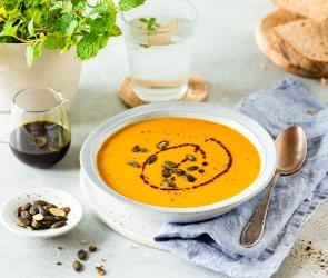 Kürbissuppe mit Kokosmilch mit Kürbiskernen und Kürbisöl garniert.
