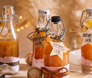 Bratapfel-Likör weihnachtlich in Fläschchen abgefüllt.